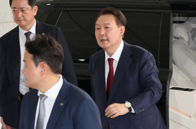 윤석열 전 대통령이 28일 피의자 신분으로 내란특검 조사를 받기 위해 서울 서초구 서울고검 청사로 출석하고 있다. 연합뉴스