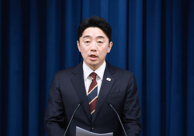 강훈식 대통령비서실장이 26일 서울 용산 대통령실 청사에서 헌법재판관, 국세청장 등에 대한 인선 발표를 하고 있다. 연합뉴스