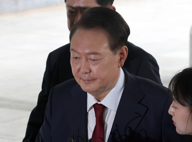 윤석열 전 대통령이 28일 피의자 신분으로 내란특검 조사를 받기 위해 서울 서초구 서울고검 청사로 출석하고 있다. 연합뉴스
