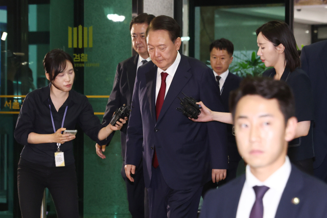 피의자 신분으로 내란 특검 조사를 받은 윤석열 전 대통령이 서초구 서울고검 청사를 나서고 있다. 연합뉴스