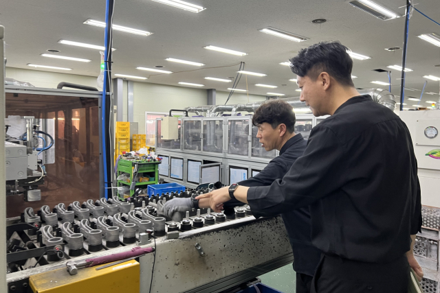 구미시가 창업 기업을 방문해 애로 사항을 해결하는