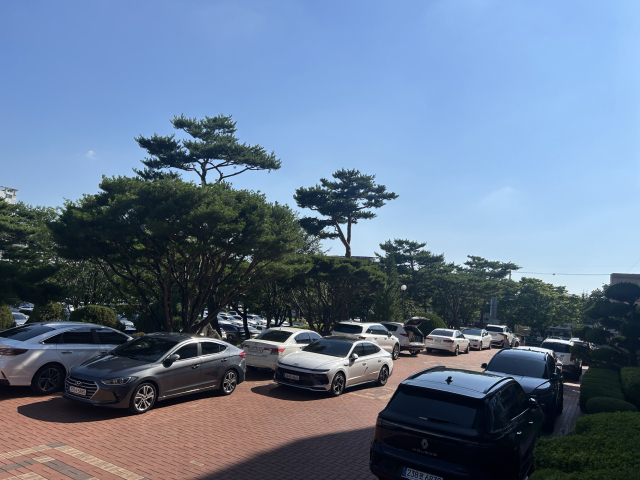 주차공간이 턱없이 부족해 문경시청 마당은 주차공간을 벗어난 2중 주차가 일상화 돼있다. 문경시 제공.