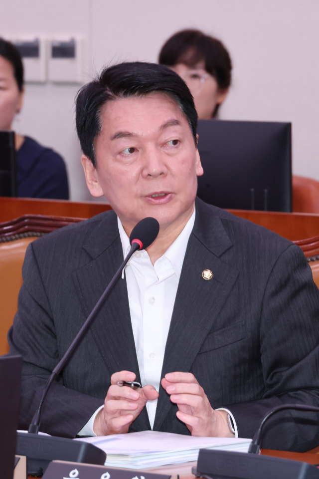국민의힘 안철수 의원이 27일 국회 외교통일위원회 전체회의에서 김남중 통일부 차관에게 질의하고 있다. 연합뉴스