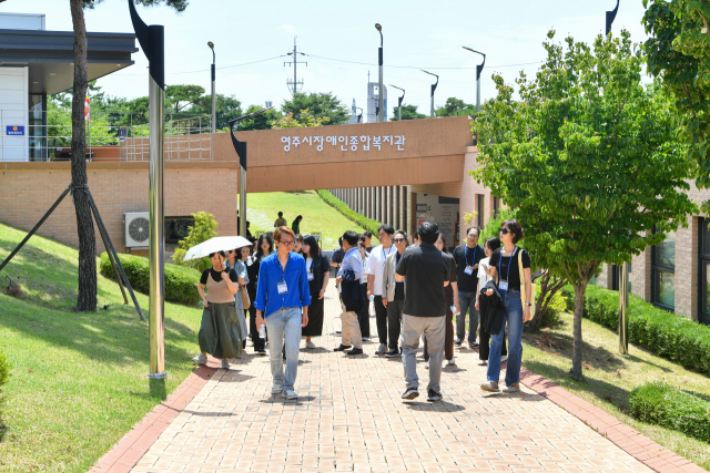 도시건축 디자인 총괄계획가 간담회에 참석한 지자체 관계자들이 도시건축디자인 모범 사례인 영주시장애인복지관을 둘러 보고 있다. 영주시 제공