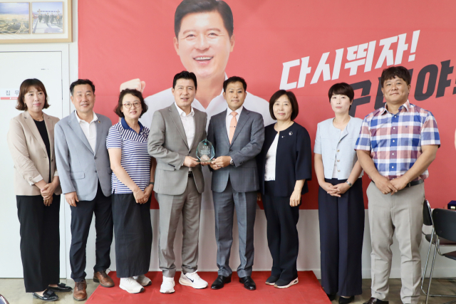 구자근 국민의힘 의원(구미시갑)이 지난 28일 사곡역 일대 방음벽 추가 설치 공로를 인정받아 사곡동 지역 주민들로부터 감사패를 수상했다. 구자근 의원실 제공