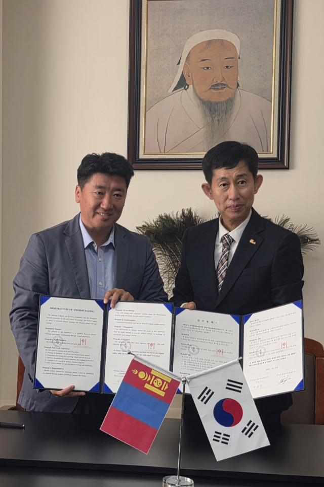 밀양문화재단 이치우 대표(사진 오른쪽)와 친바트 바테르덴 몽골국립문화예술대학교 총장 모습. 밀양시 제공