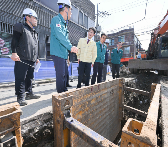 김정기 대구시장 권한대행이 지난 27일 대구 수성구 상동 일대 하수도 공사현장을 찾아 추진 상황을 점검하고 있다. 대구시 제공.