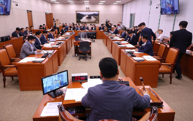 26일 국회에서 열린 농림축산식품해양수산위원회 전체회의에서 어기구 위원장이 의사봉을 두드리고 있다. 연합뉴스