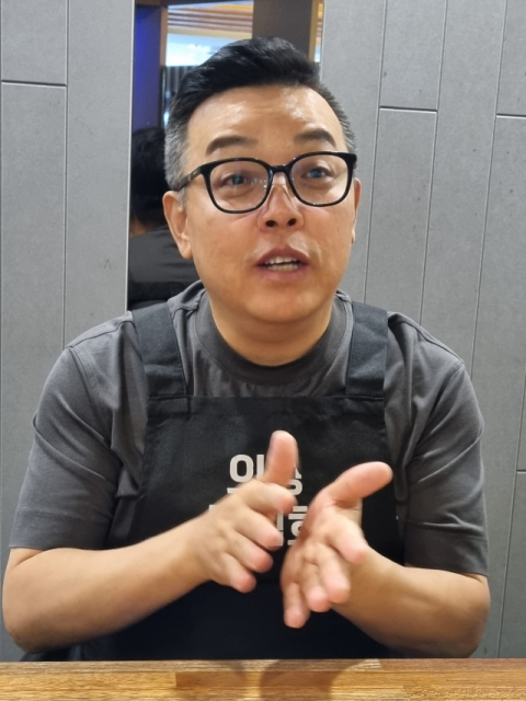 의성무침회 박세학 대표가 대구경북 TB야구 대회를 후원하는 이유에 대해 설명하고 있다 .이주형 기자