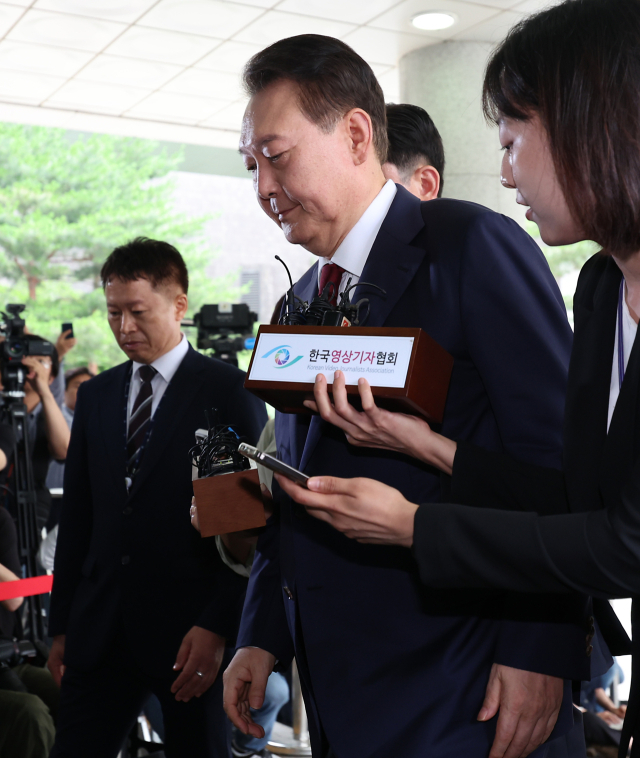 윤석열 전 대통령이 28일 피의자 신분으로 내란특검 조사를 받기 위해 서울 서초구 서울고검 청사로 출석하고 있다. 연합뉴스