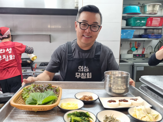 의성무침회 박세학 대표가 주방에서 반찬을 내어놓고 있다 .이주형 기자