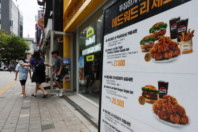 29일 외식업계에 따르면 배달 중개 수수료와 배달비 부담 때문에 같은 음식이라도 매장 가격보다 배달 가격을 더 비싸게 받는 외식 업체나 점주들이 늘고 있다. 맘스터치는 지난 2월 이후 상당수 매장이 배달 메뉴 가격을 평균 15% 인상했으며, 매출 1위 업체 bhc치킨은 서울 가맹점 3분의 2가 배달 앱에서 2천원 가량의 인상 폭으로 가격을 올렸다. 사진은 29일 서울 시내의 한 프랜차이즈 매장. 연합뉴스