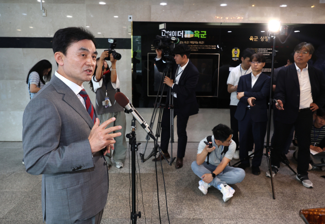안규백 국방부 장관 후보자가 6월 27일 서울 용산구 육군회관에 마련된 인사청문회 준비사무실로 들어서며 취재진의 질문에 답하고 있다. 연합뉴스