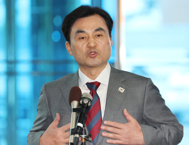 안규백 국방부 장관 후보자가 6월 27일 서울 용산구 육군회관에 마련된 인사청문회 준비사무실로 들어서며 취재진의 질문에 답하고 있다. 연합뉴스