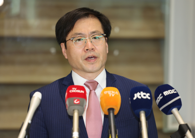 한미 고위급 통상 협상을 위해 워싱턴 DC를 방문한 여한구 산업통상자원부 통상교섭본부장이 29일 인천공항 제2터미널을 통해 귀국하며 취재진 질문에 답하고 있다. 연합뉴스