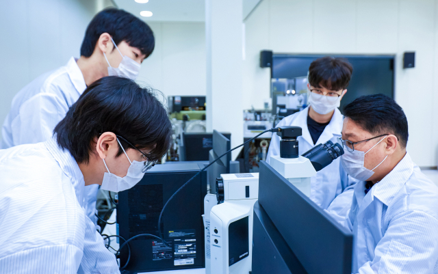 영진전문대 반도체전자계열 학생들의 웨이퍼 검사 실습 모습. 영진전문대 제공