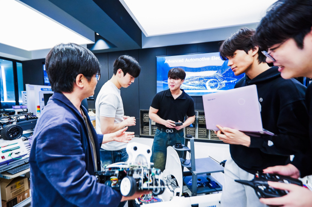영진전문대 반도체전자계열 학생들이 자율주행자동차 프로그래밍 실습을 하는 모습. 영진전문대