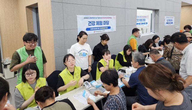 대구장애인희망드림센터에서 대구보건대 한달빛공유협업센터가 주관한 청각장애인을 위한 건강개선 프로그램이 진행되고 있다. 대구보건대 제공