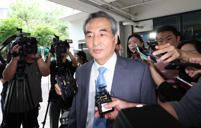 윤석열 전 대통령 부인 김건희 여사와 관련한 각종 의혹 사건을 수사하는 민중기 특별검사가 30일 서울 서초구에 마련된 특검팀 사무실로 출근하고 있다. 연합뉴스