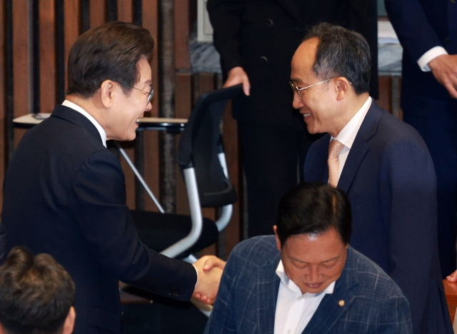 이재명 대통령이 26일 국회 본회의장에서 추가경정예산 시정연설을 마친 뒤 국민의힘 추경호 의원과 인사하고 있다. 연합뉴스