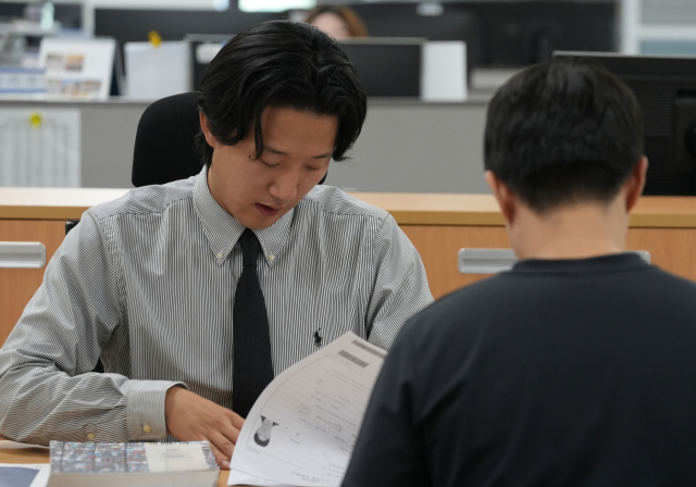 2025학년도 대학입학 수시모집 원서접수가 시작된 지난해 9월 9일 대구 계명대학교 성서캠퍼스 입학처에서 한 학생이 원서접수를 하고 있다. 매일신문 DB