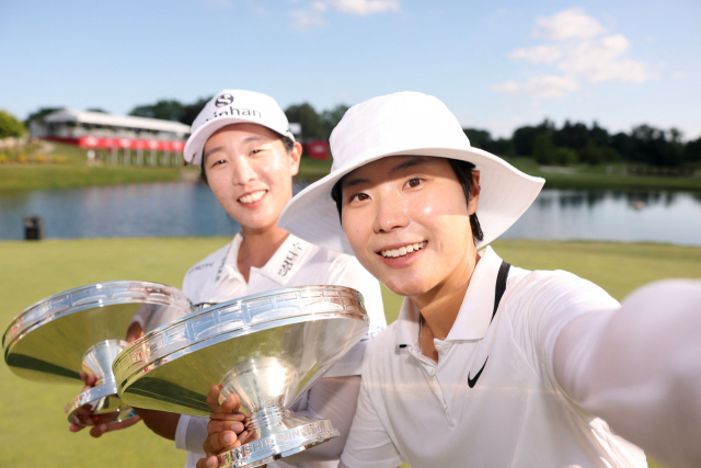 LPGA 투어 다우 챔피언십에서 우승한 임진희(왼쪽)와 이소미가 우승컵을 들고 셀카를 찍고 있다. 연합뉴스