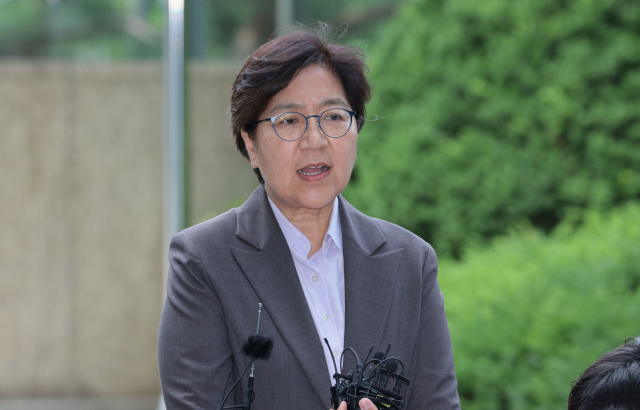정은경 보건복지부 장관 후보자가 30일 서울 중구 남대문로에 마련된 인사청문회 준비 사무실로 출근하며 취재진 질문에 답하고 있다. 연합뉴스