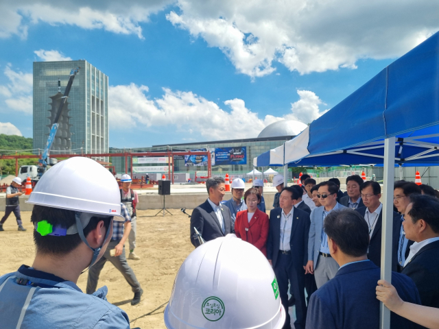 30일 오후 경주시 천군동 경주엑스포공원 내 APEC 경제전시장 공사 현장을 방문한 국회 APEC 정상회의 지원 특별위원회 위원들에게 한국수력원자력 전대욱 경영부사장이 브리핑하고 있다. 배형욱 기자