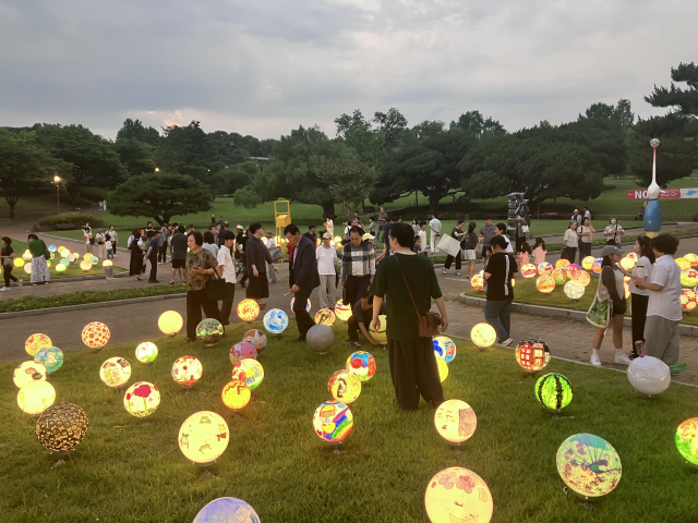 달성공원에서 열리고 있는 야외 전시 전경. 대구현대미술가협회 제공