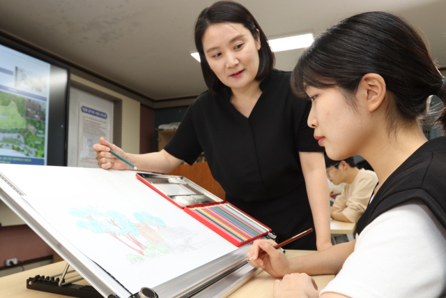 박금미 구미대 도시조경디자인과 학과장이 학생에게 실습 지도를 하고 있다. 구미대 제공