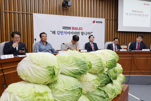 국민의힘 송언석 원내대표(오른쪽 세번째)가 30일 국회에서 열린 김민석 국무총리 후보자 국민청문회에 참석해 발언을 들으며 생각에 잠겨있다. 연합뉴스