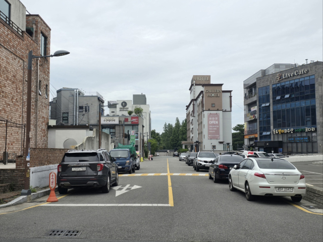 지난 30일 오전 찾은 대구 동구 동촌유원지 인근 효동2길과 6길. 지난해 3월 보행자 우선도로로 지정된 이곳은 일반 차도와 다름 없는 모습이었다. 김지효 기자
