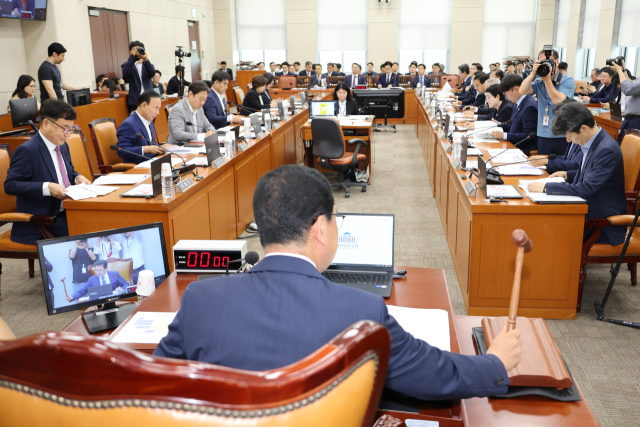 신정훈 국회 행정안전위원장이 30일 서울 여의도 국회에서 전체회의를 개의하며 의사봉을 두드리고 있다. 연합뉴스