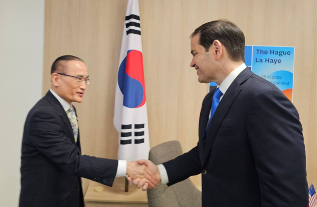 네덜란드 헤이그에서 개최된 NATO 정상회의에 이재명 대통령을 대신해 참석한 위성락 안보실장이 24일(현지시간) 마코 루비오 미 국무장관을 면담했다고 대통령실이 25일 전했다. 연합뉴스