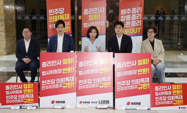 국민의힘 김용태 비상대책위원장(오른쪽 두번째)이 29일 국회 로텐더홀에서 김민석 국무총리 후보자 지명 철회와 더불어민주당의 국회 법제사법위원장직 반환을 촉구하며 농성 중인 나경원 의원을 만나고 있다. 연합뉴스