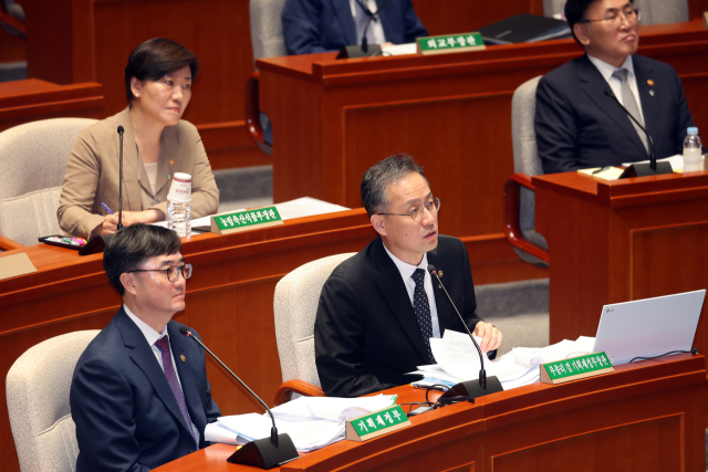 30일 국회에서 열린 예산결산특별위원회 전체회의에서 이형일 기획재정부 장관 직무대행 1차관이 의원질의에 답변하고 있다. 연합뉴스