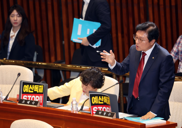 30일 국회에서 열린 예산결산특별위원회 전체회의에서 국민의힘 박형수 의원이 정회를 요구하고 있다. 연합뉴스