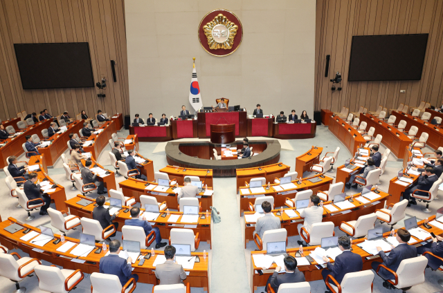 30일 국회에서 열린 예산결산특별위원회 전체회의에서 한병도 예결위원장이 의사봉을 두드리고 있다. 연합뉴스