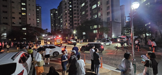 30일 밤 안동시 용상동 한 아파트단지에서 화재 경보기 오작동으로 인해 주민들이 밖으로 대피하는 소동이 빚어졌다. 독자 제공