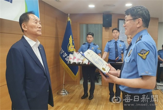 해양경찰청은 25일 인천시 연수구 본청 대회의실에서 이기우(왼쪽) 국학원장에게 감사장을 수여했다. 국학원 제공