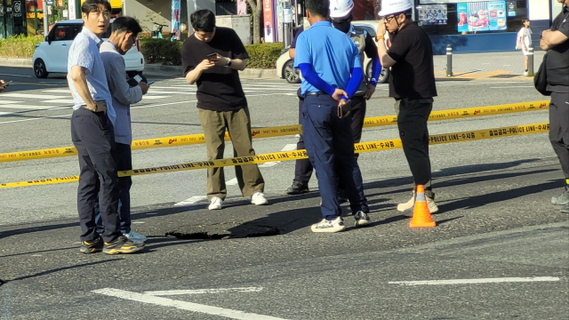 지난달 30일 오후 포항시 북구 장성동 법원 앞 사거리에서 발생한 땅꺼짐 현상을 포항시 등이 수습하고 있다. 독자제공.