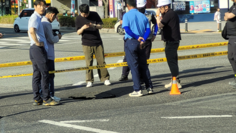 포항 땅꺼짐 현상…폭 1m·깊이 1.5m 구멍에 차량 뒷바퀴 빠졌다