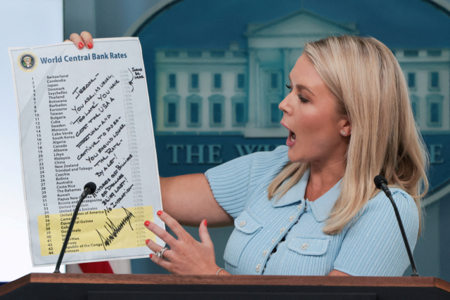 미국 백악관 캐럴라인 레빗 대변인이 지난달 30일(현지시간) 브리핑을 하면서 도널드 트럼프 대통령이 제롬 파월 연준(Fed) 의장에게 보냈다는 세계 각국 기준금리 비교표를 보여주고 있다. 연합뉴스