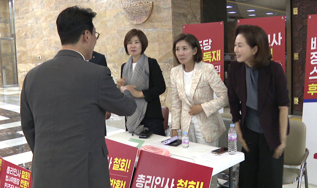 김민석 국무총리 후보자가 30일 서울 여의도 국회 로텐더홀에서 총리 지명 철회 등을 촉구하며 나흘째 국회 본청에서 농성 중인 국민의힘 나경원 의원을 만나 대화하고 있다. 연합뉴스