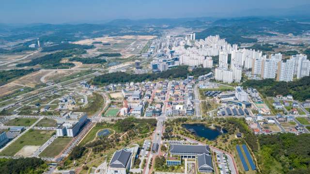 하늘에서 바라 본 경북도청 신도시의 전경. 오른쪽은 이미 조성이 끝난 1단계 아파트 단지와 왼쪽은 앞으로 아파트들이 들어설 2단계 부지의 모습. 경북도 제공