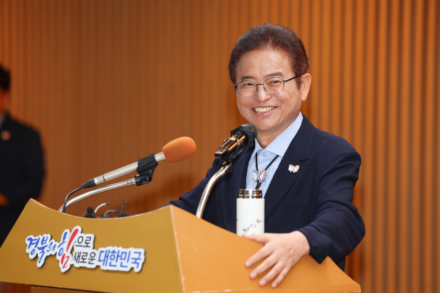 이철우 경북도지사가 암 판정을 받은 지 약 1개월 만에 공식 석상에 모습을 드러냈다. 이 도지사는 1일 경북도청 다목적홀에서 열린 