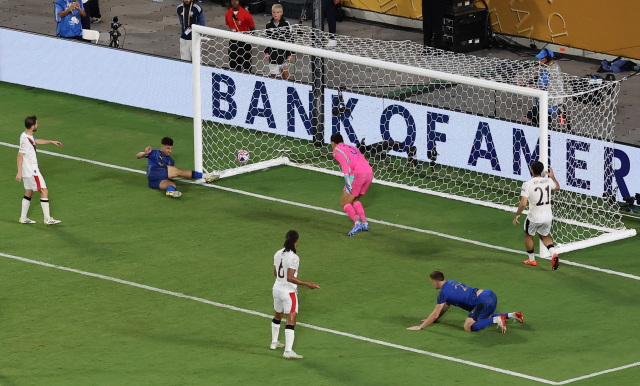 맨시티와의 2025 FIFA 클럽월드컵 16강전 연장 후반 14분 알힐랄의 레오나르두(왼쪽에서 두번째)가 맨시티 골문으로 공을 밀어넣으며 극적인 결승골을 터뜨리고 있다. 연합뉴스