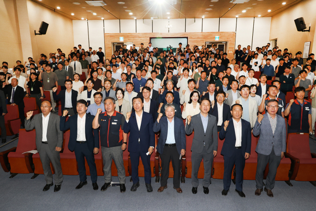 1일 LX 어명소 사장(왼쪽 네 번째), 이태용 상임감사(왼쪽 다섯 번째) 등을 비롯한 임직원들이 전주 본사에서 LX 제48주년 창사기념식을 함께 축하했다. 2025.7.1. LX 제공