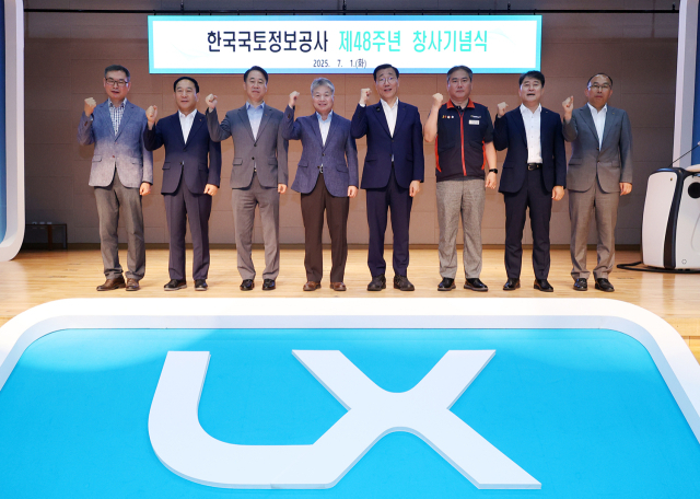 1일 LX 어명소 사장(오른쪽 네 번째), 이태용 상임감사(오른쪽 다섯 번째 ), 위경영 노동조합 위원장(오른쪽 세 번째)을 비롯한 임원진들이 전주 본사에서 열린