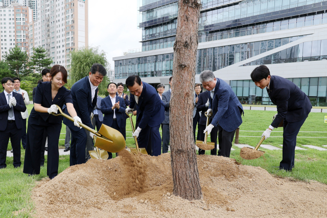 LX 어명소 사장(오른쪽 세 번째), 이태용 상임감사(오른쪽 두 번째), 이주화 부사장(왼쪽 두 번째) 등이 1일 전주 본사